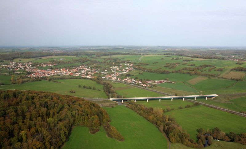 Viaduc LGV-EST et village - Photo Clément Dannenberger