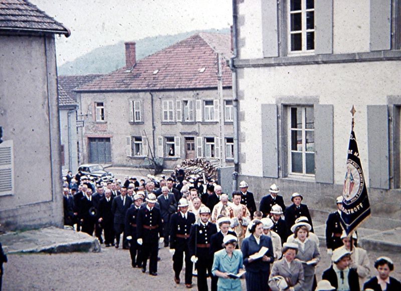 Procession dans les rues du village